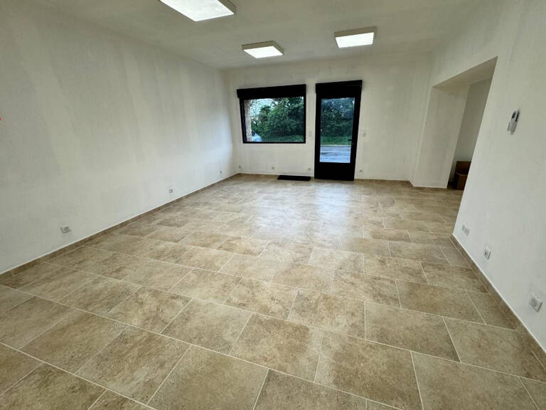 Mouries : LOCAL COMMERCIAL — photo 1