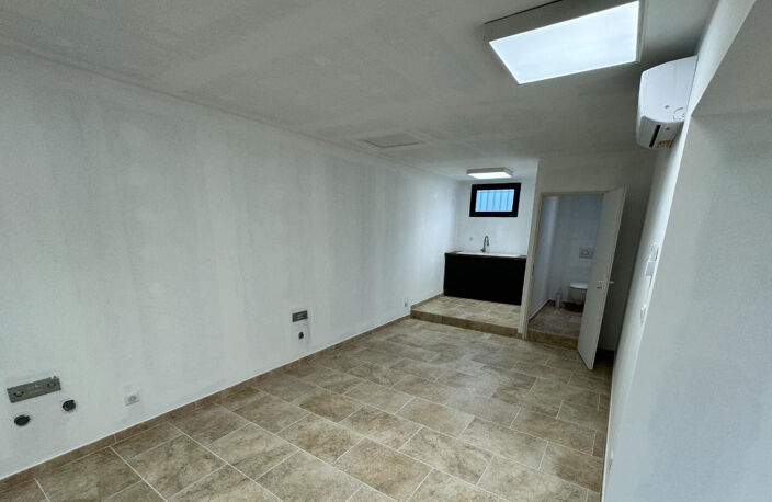 Mouries : LOCAL COMMERCIAL — photo 2
