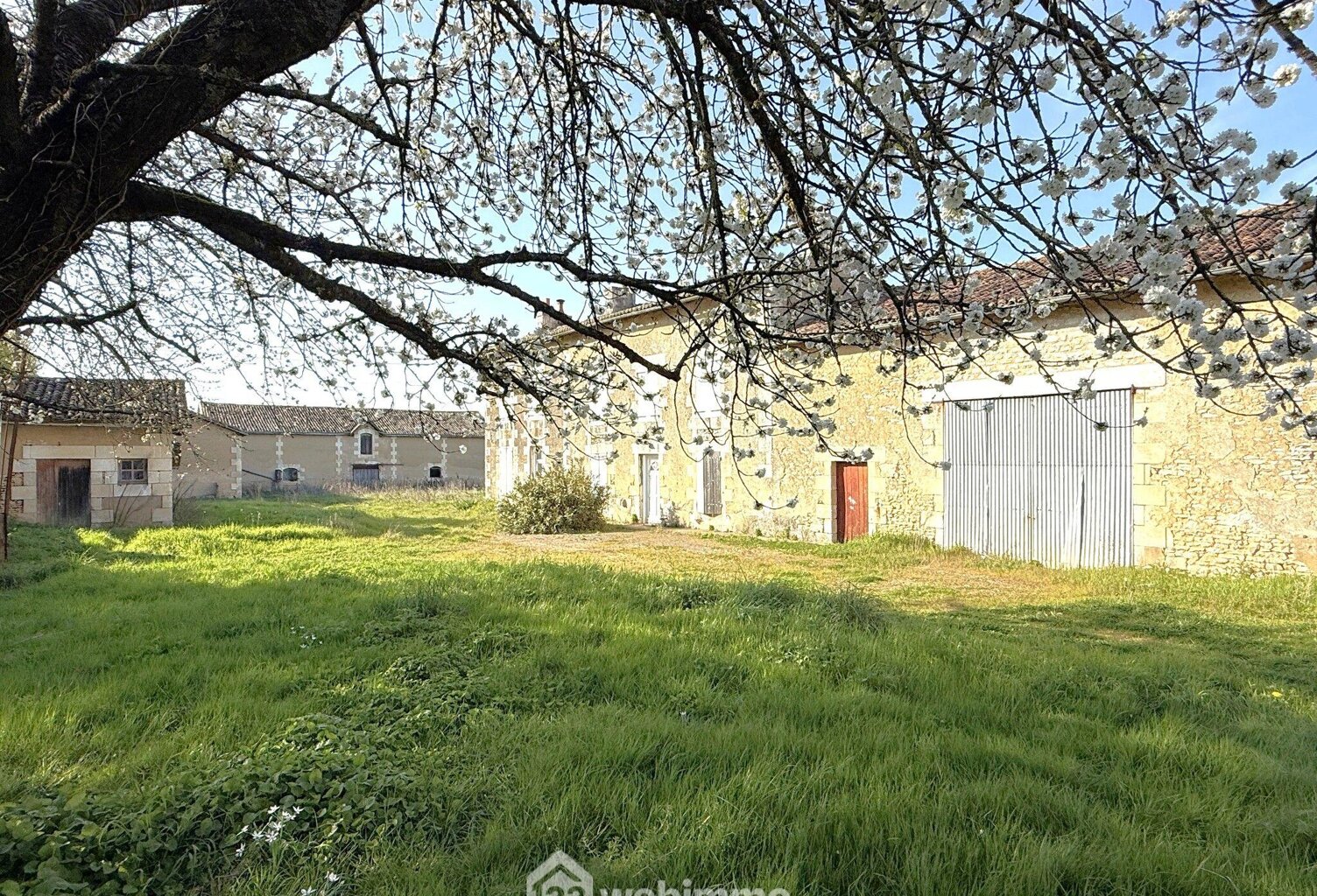 Corps de ferme - 1700m² - Poitiers — photo 1