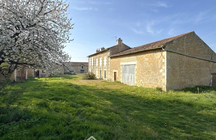 Corps de ferme - 1700m² - Poitiers — photo 2