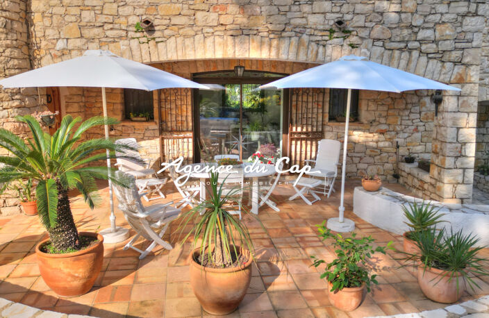 SAINT-RAPHAËL - BOULOURIS / VILLA DE CARACTÈRE 205 M² — photo 2