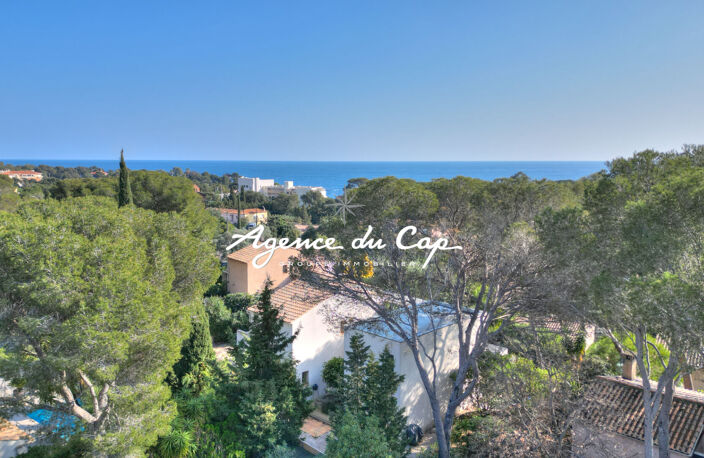 SAINT-RAPHAËL - BOULOURIS / VILLA DE CARACTÈRE 205 M² — photo 5