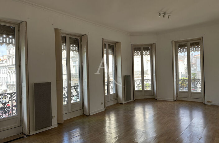 EMPLACEMENT D'EXCEPTION PLACE COLBERT Appartement Rochefort 2 pièce(s) 59.77 m2 — photo 2