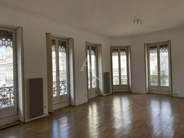 EMPLACEMENT D'EXCEPTION PLACE COLBERT Appartement Rochefort 2 pièce(s) 59.77 m2 — photo du bien