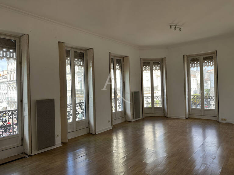 EMPLACEMENT D'EXCEPTION PLACE COLBERT Appartement Rochefort 2 pièce(s) 59.77 m2 — photo 1