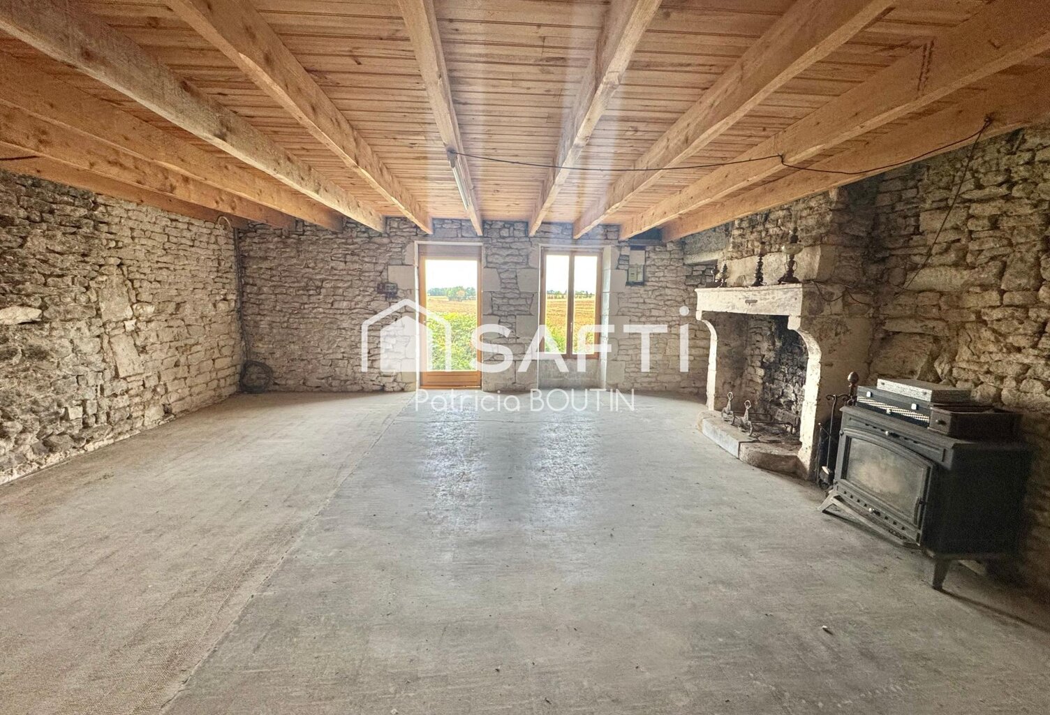 ANCIEN CORPS DE FERME A BENET A RENOVER ! — photo 1