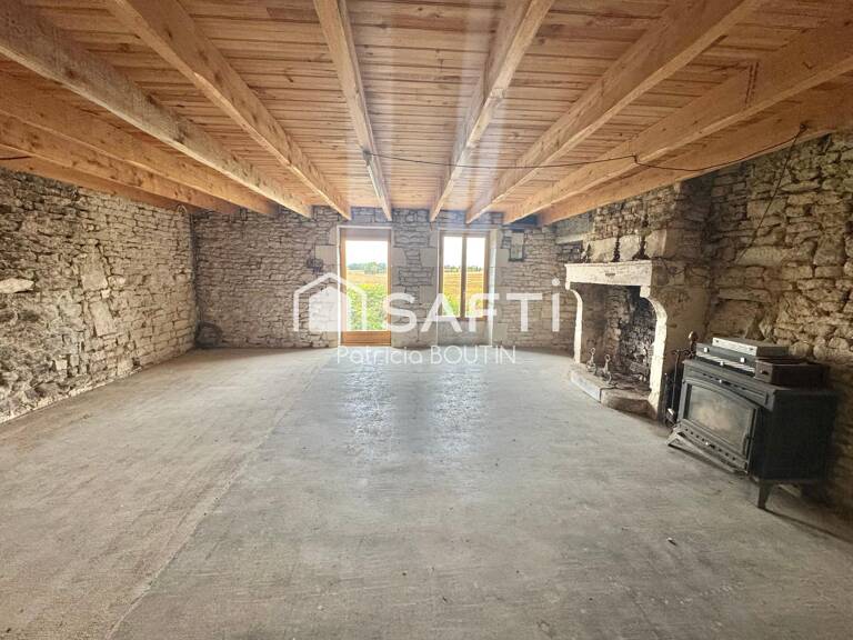 ANCIEN CORPS DE FERME A BENET A RENOVER ! — photo 1