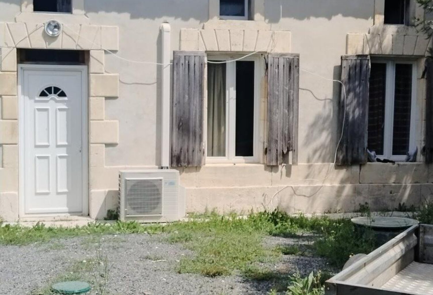 Une maison pleine de charme à SONNAC 17160, ideale pour les amateur de belles batisses qui seront aménager le lieu. — photo 1