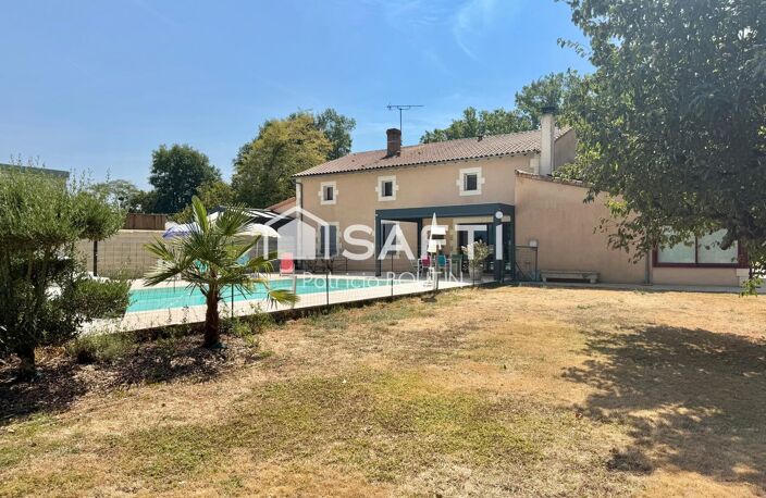 MAISON EN PIERRE 5 CHAMBRES + STUDIO ATTENANT ET PISCINE AVEC JARDIN A LEZAY — photo 2