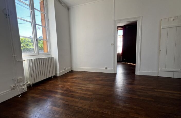 Vente maison 5 pièces 114 m² Saint-Amand-Montrond (18200) — photo 2