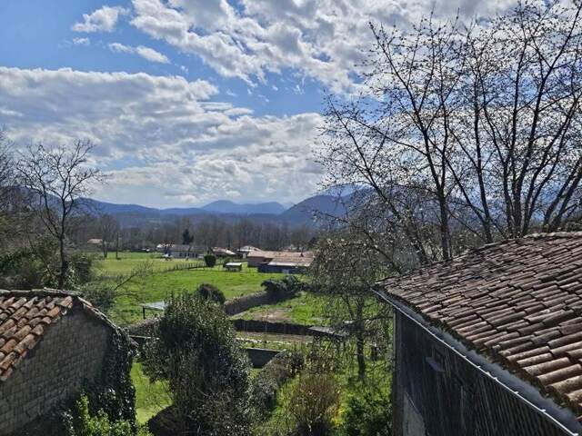 Maison en pierre de 8 pièces principales — photo du bien