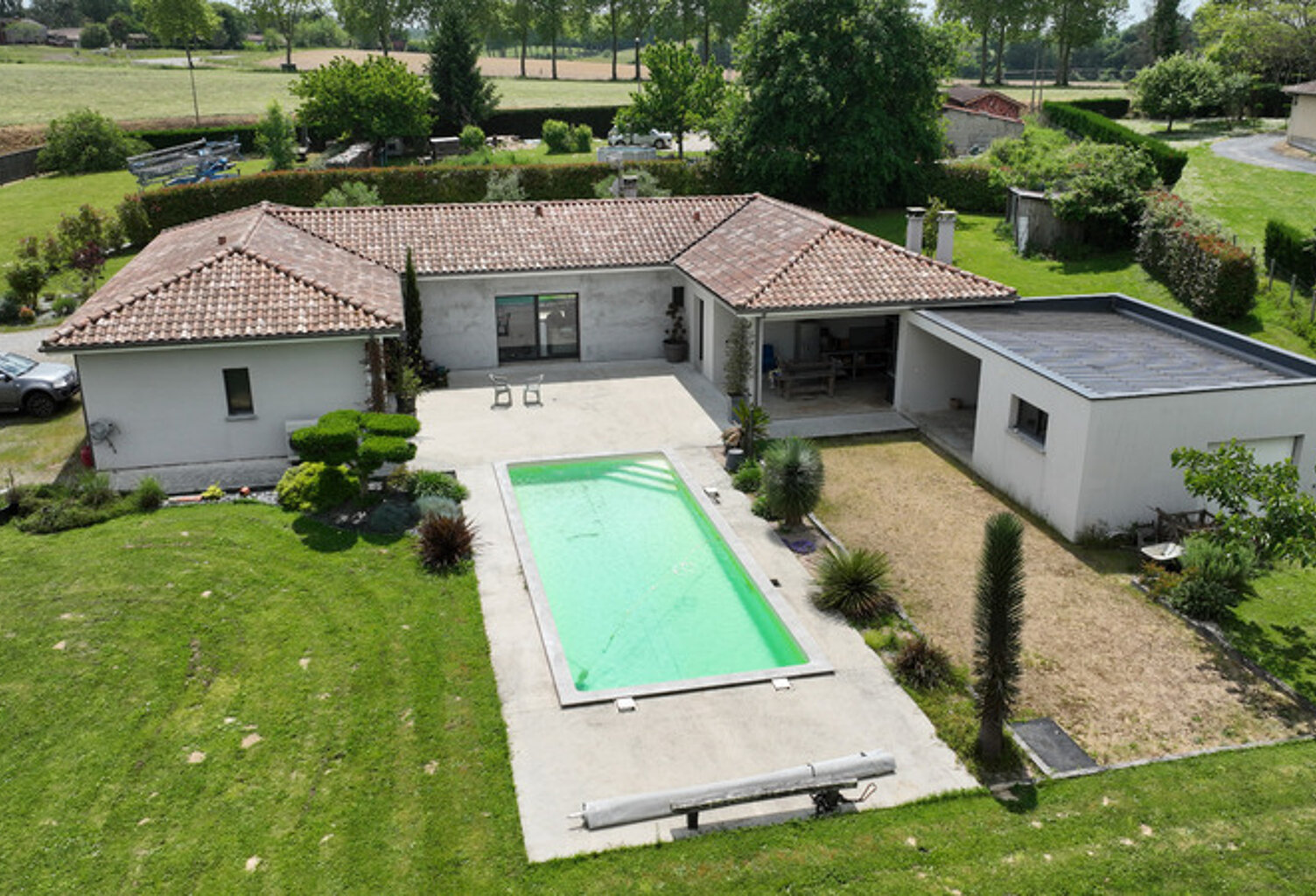 Villa contemporaine de 2017, 4 garages, carport, piscine, pool house, terrain boisé de 8450 M2 — photo 1