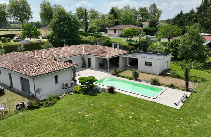 Villa contemporaine de 2017, 4 garages, carport, piscine, pool house, terrain boisé de 8450 M2 — photo 3