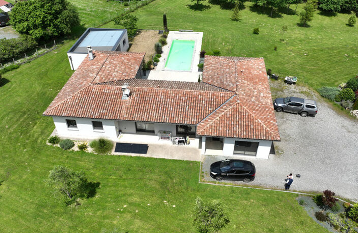 Villa contemporaine de 2017, 4 garages, carport, piscine, pool house, terrain boisé de 8450 M2 — photo 4