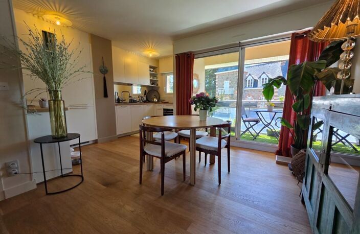 Dinard, Pointe de la Malouine. Appartement T2 traversant de 54.23 m² parfaitement rénové. 3 balcons, cave — photo 3