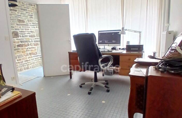 A Vendre - Maison de bourg rénovée surv parcelle d'env. 500 m2 – 190 m² – 5 chambres – équipements modernes : une opportunité rare au centre bourg. MORTAIN (50) — photo 4