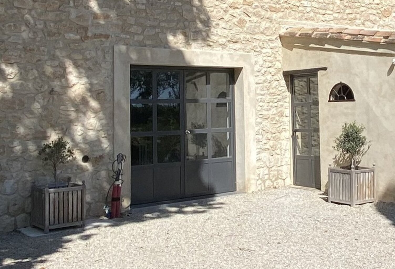 Local/bureau à louer AIX EN PROVENCE (13)dans ancien chai viticole du XVIIIe – 132 m² — photo 1