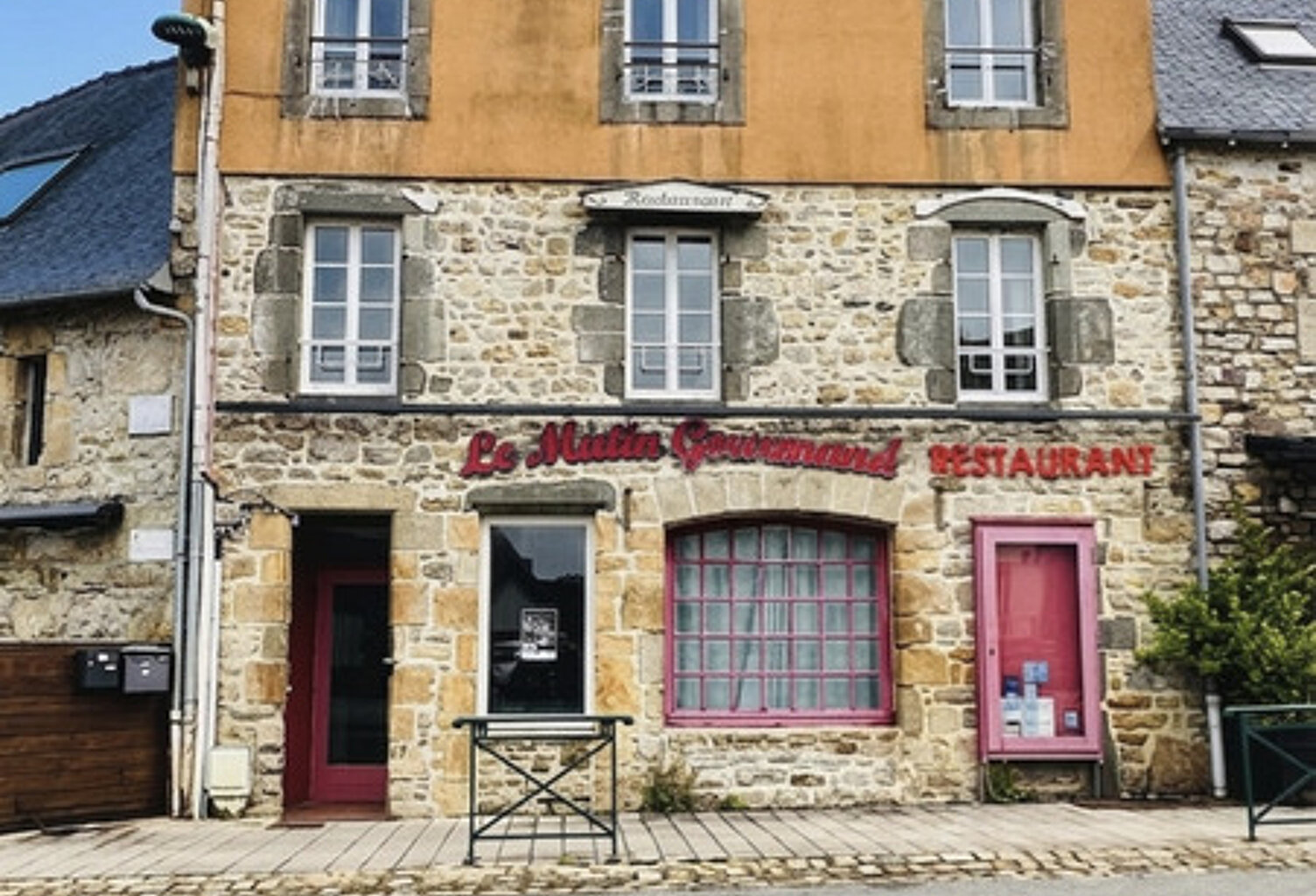 Opportunité Rare au Cœur de Crozon : Murs Commerciaux et Habitation à Fort Potentiel — photo 1