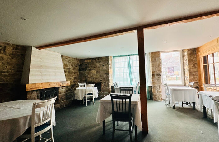 Opportunité Rare au Cœur de Crozon : Murs Commerciaux et Habitation à Fort Potentiel — photo 2
