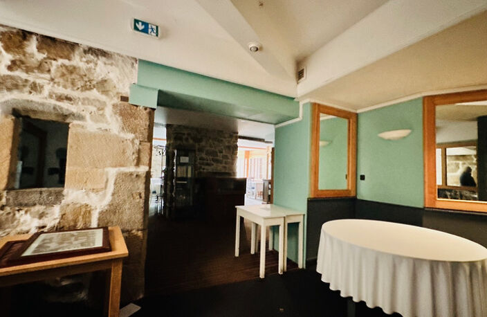Opportunité Rare au Cœur de Crozon : Murs Commerciaux et Habitation à Fort Potentiel — photo 4
