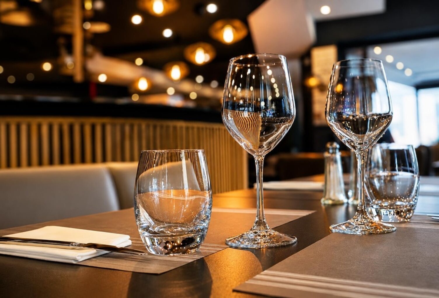 Restaurant à vendre ANNEMASSE (74), 2 Terrasses privées et chauffées, garage, parking, Tram, centre ville, Licence IV; extraction, licence 4 — photo 1