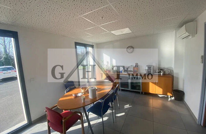 BÂTIMENT INDÉPENDANT À LOUER – 455 M² – LE COUDRAY-MONTCEAUX — photo 2