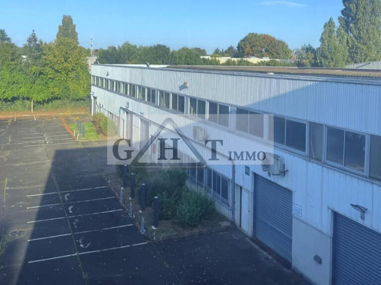 À vendre Entrepôt & bureaux 3969m²- BUC — photo 1