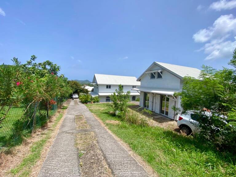 LE MARIN – Ensemble immobilier avec 2 maisons, terrain de 1 200 m² et local commercial – Idéal investisseur — photo 1