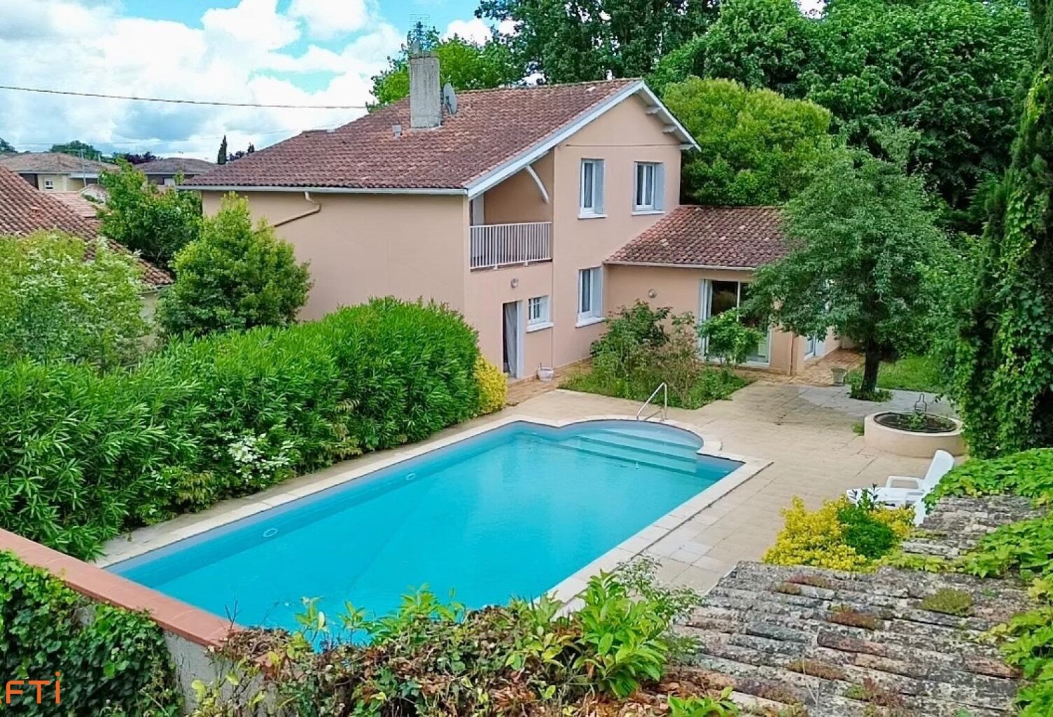 Maison avec piscine — photo 1