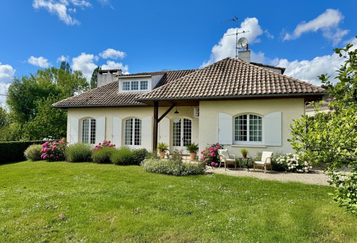 Saint Emilion. À moins de 10mn de la gare de Libourne. Maison tradtionnelle de 160 m2. 4 chambres. Jardin paysager — photo 1
