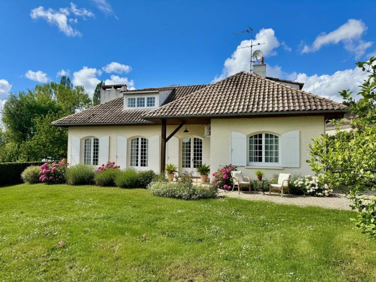 Saint Emilion. À moins de 10mn de la gare de Libourne. Maison tradtionnelle de 160 m2. 4 chambres. Jardin paysager — photo 1
