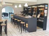 EXCLUSIVITÉ – OPPORTUNITÉ RARE : BAR, SNACK, GRILL AVEC LICENCE IV – CLÉ EN MAIN – TERRASSE, JARDIN – LOYER 600 € — photo 3