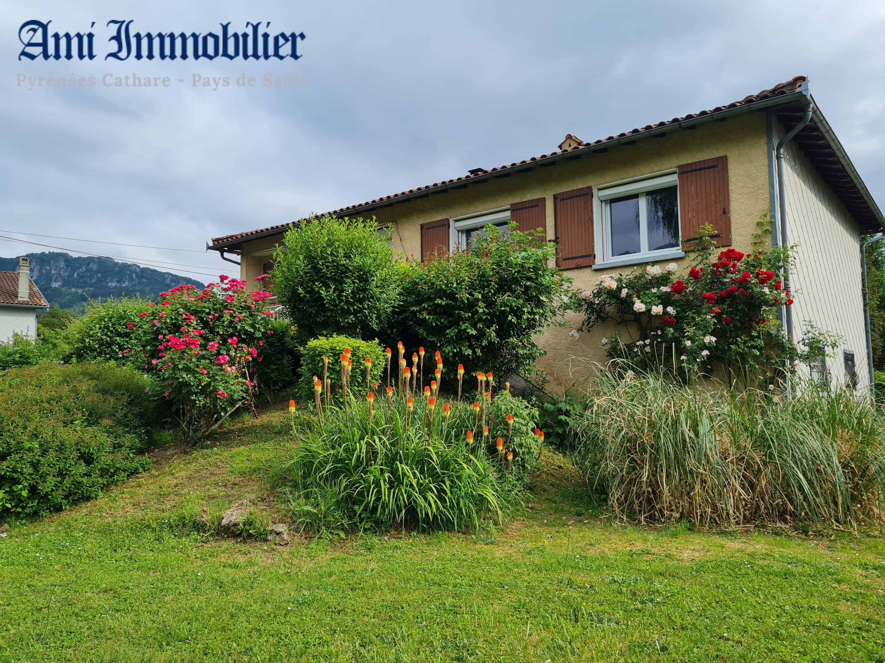 Cette maison individuelle est un plain-pied sur sous-sol, sur un terrain clos de 2000m2., exposée au sud.