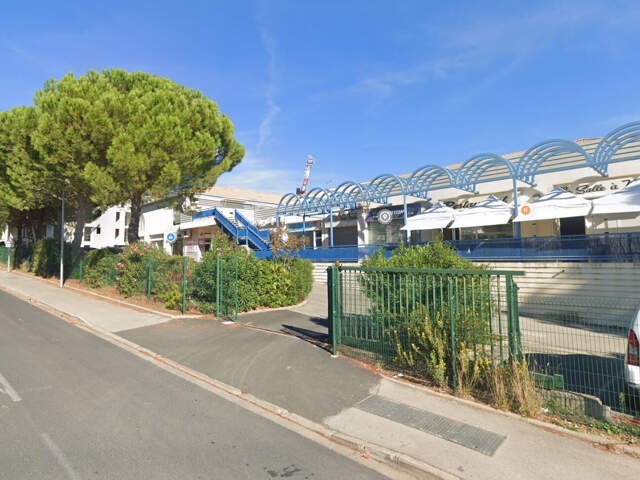 Murs commerciaux dans une zone commerciale — photo du bien