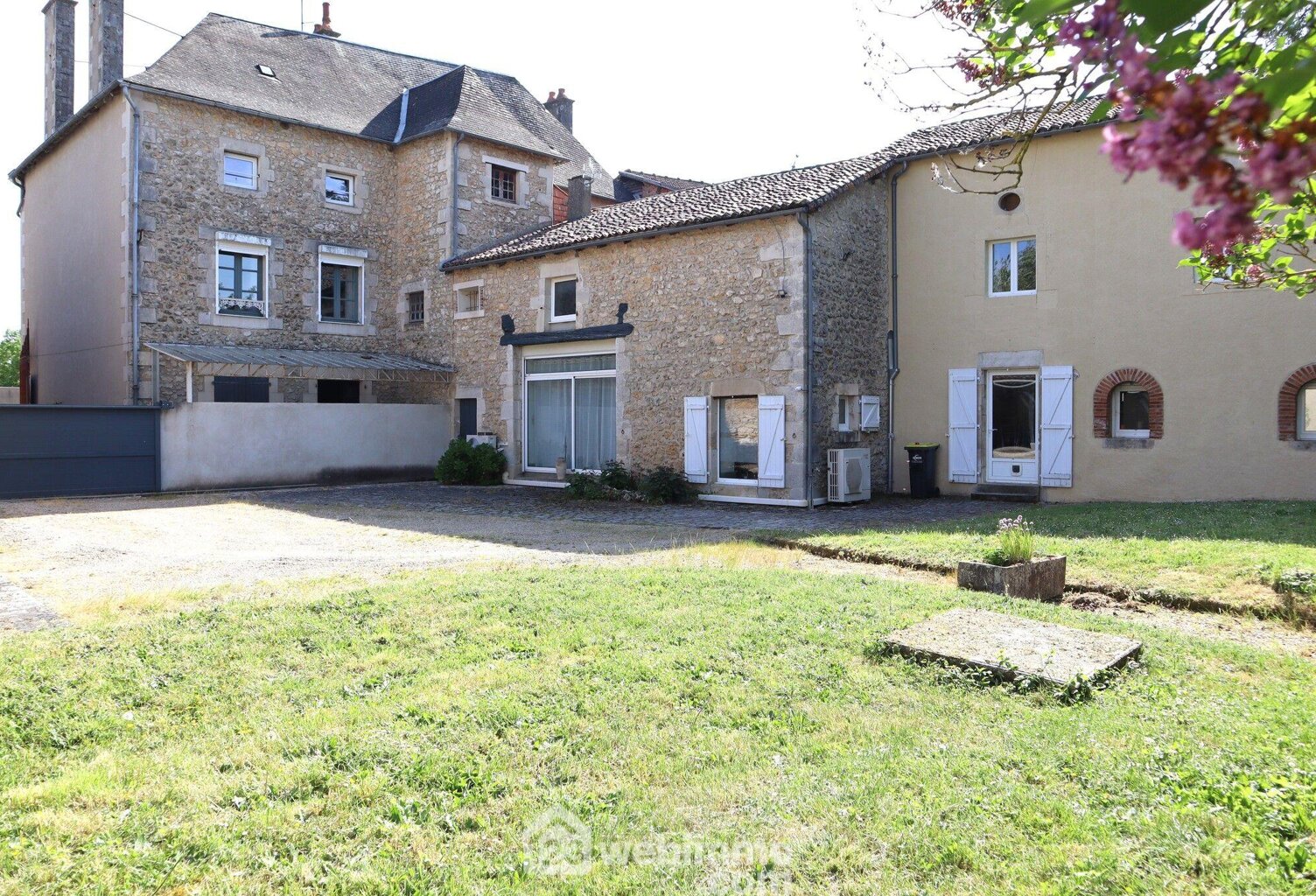 Maison - 390m² - Lussac-les-Châteaux — photo 1
