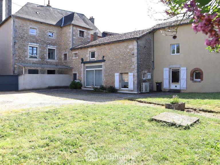Maison - 390m² - Lussac-les-Châteaux — photo 1