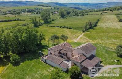 Beau corps de ferme avec cour interieure grand grange et 2,3 hectares de terrain. — photo du bien
