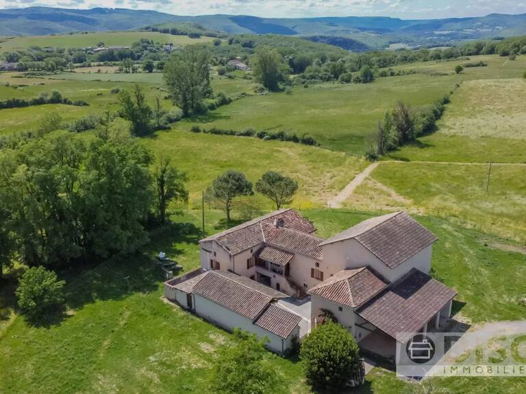 Beau corps de ferme avec cour interieure grand grange et 2,3 hectares de terrain. — photo 1
