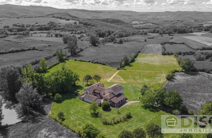 Beau corps de ferme avec cour interieure grand grange et 2,3 hectares de terrain. — photo 2