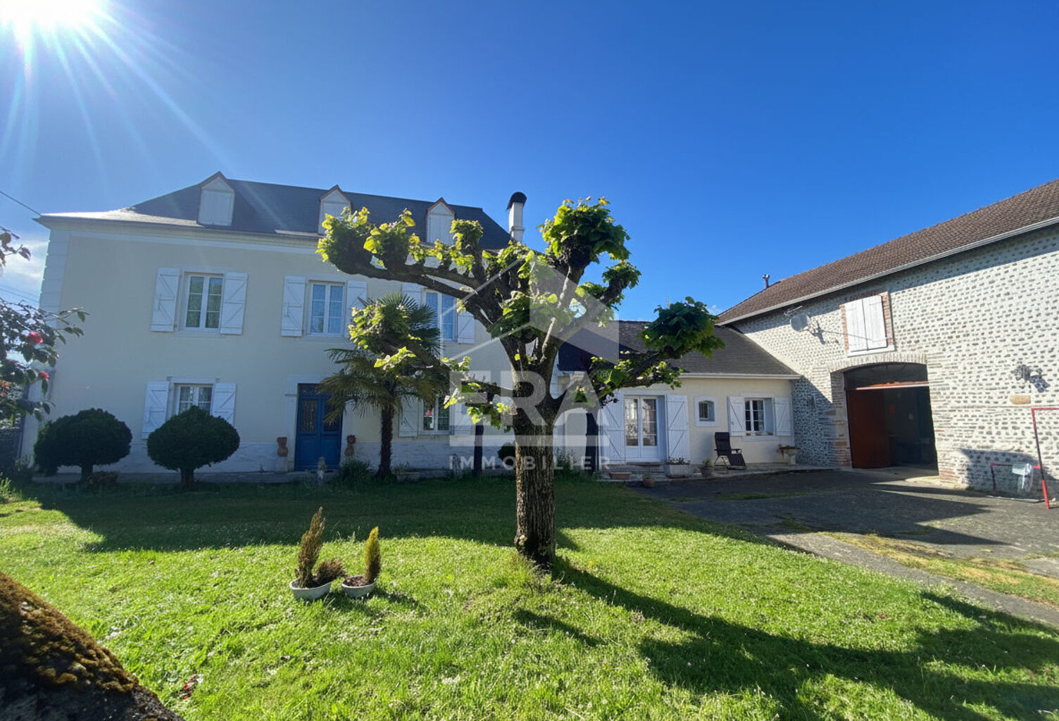 LESCAR - Authentique  Béarnaise de 200 m² avec grange en galet  plus dépendance — photo 1