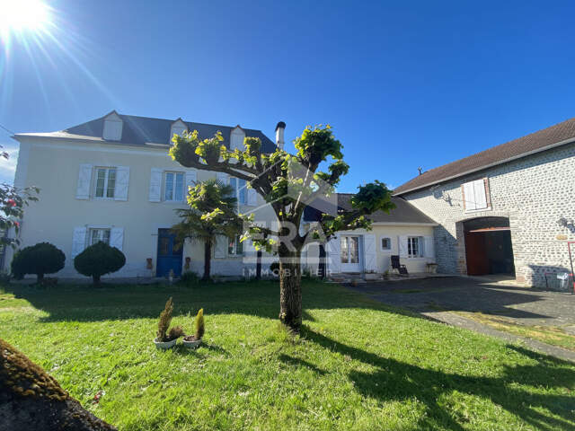 LESCAR - Authentique  Béarnaise de 200 m² avec grange en galet  plus dépendance — photo du bien
