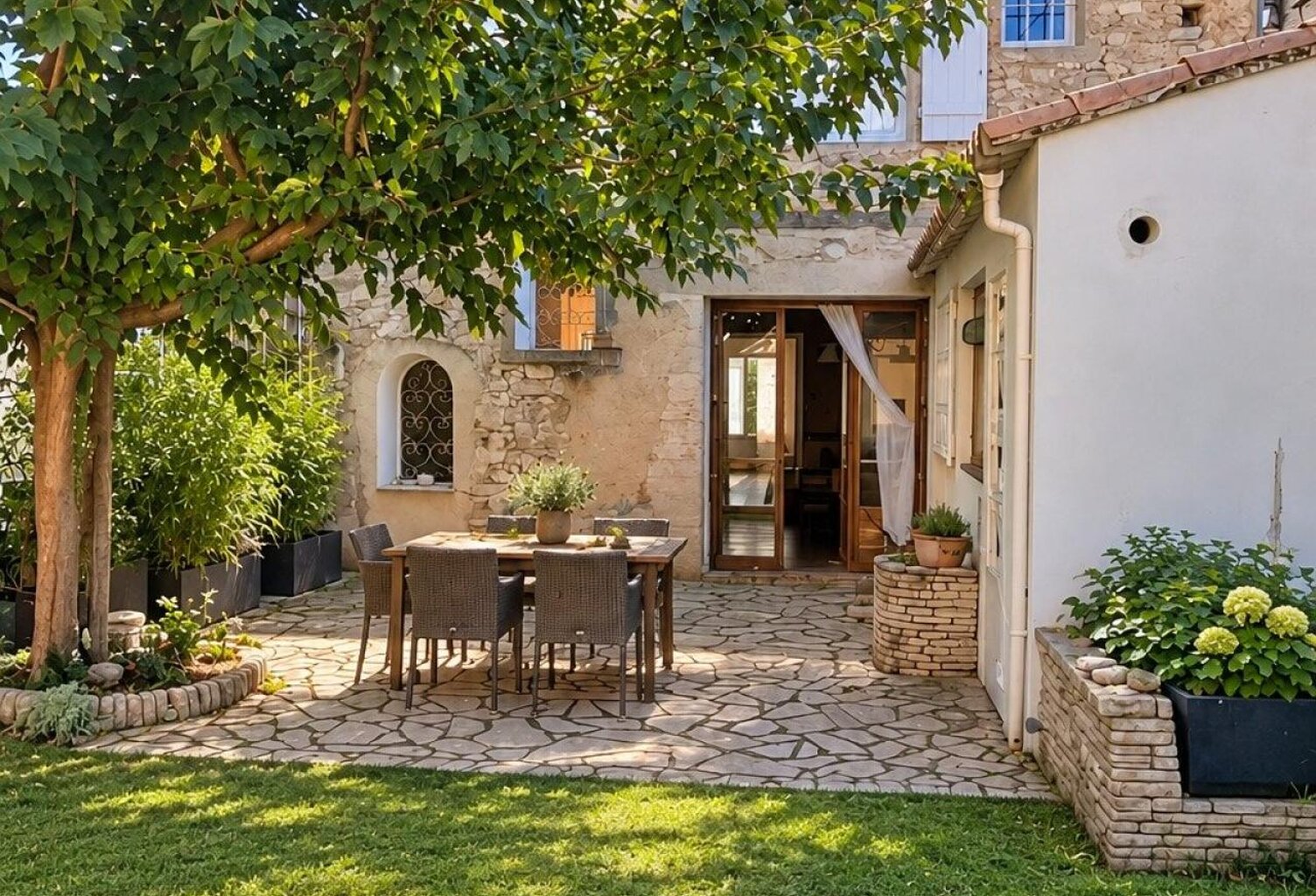 Au cœur de Pernes-les-Fontaines, charmante maison de village pleine d'authenticité.  D'environ 170 m², elle offre 6 pièces dont 4 chambres, sur un terrain de 290 m².  Un bien de caractère, idéal pour profiter de la douceur de vivre provençale — photo 1
