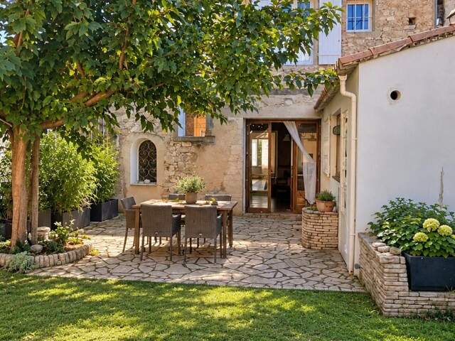 Au cœur de Pernes-les-Fontaines, charmante maison de village pleine d'authenticité.  D'environ 170 m², elle offre 6 pièces dont 4 chambres, sur un terrain de 290 m².  Un bien de caractère, idéal pour profiter de la douceur de vivre provençale — photo du bien