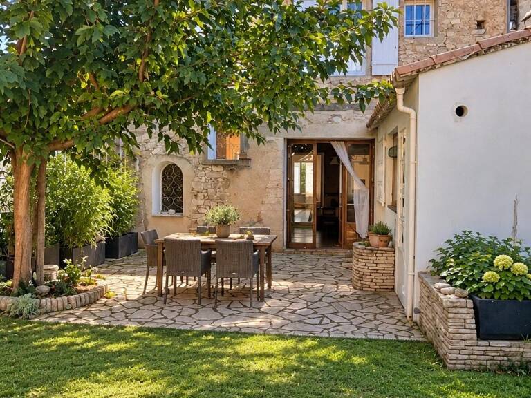 Au cœur de Pernes-les-Fontaines, charmante maison de village pleine d'authenticité.  D'environ 170 m², elle offre 6 pièces dont 4 chambres, sur un terrain de 290 m².  Un bien de caractère, idéal pour profiter de la douceur de vivre provençale — photo 1