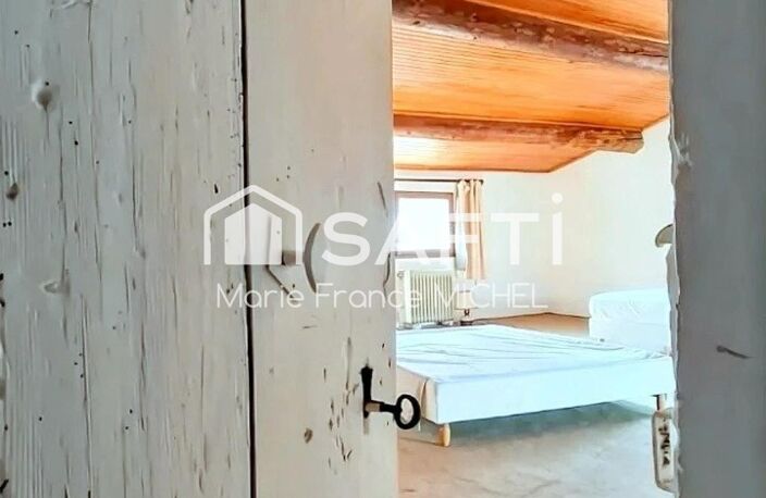 Au cœur de Pernes-les-Fontaines, charmante maison de village pleine d'authenticité.  D'environ 170 m², elle offre 6 pièces dont 4 chambres, sur un terrain de 290 m².  Un bien de caractère, idéal pour profiter de la douceur de vivre provençale — photo 2