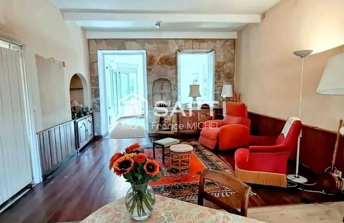 Au cœur de Pernes-les-Fontaines, charmante maison de village pleine d'authenticité.  D'environ 170 m², elle offre 6 pièces dont 4 chambres, sur un terrain de 290 m².  Un bien de caractère, idéal pour profiter de la douceur de vivre provençale — photo 4