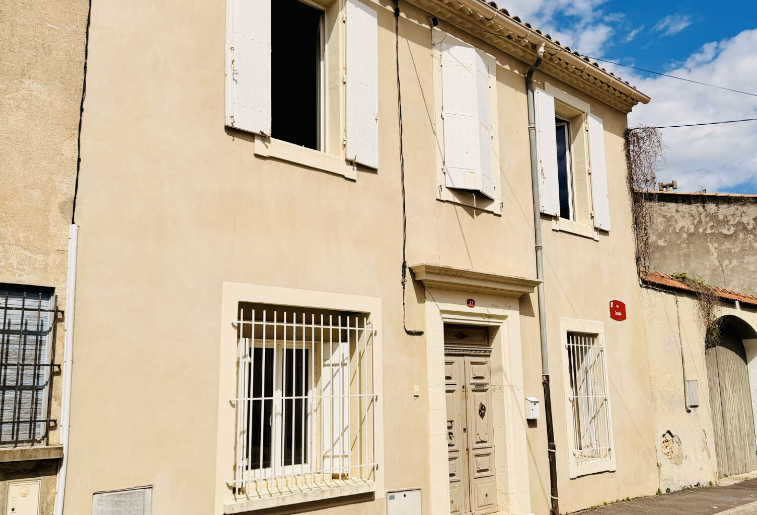 Vauvert   Maison de village P4 avec plafond cathédrale — photo 1