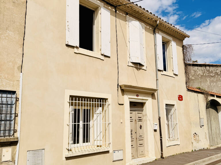 Vauvert   Maison de village P4 avec plafond cathédrale — photo 1