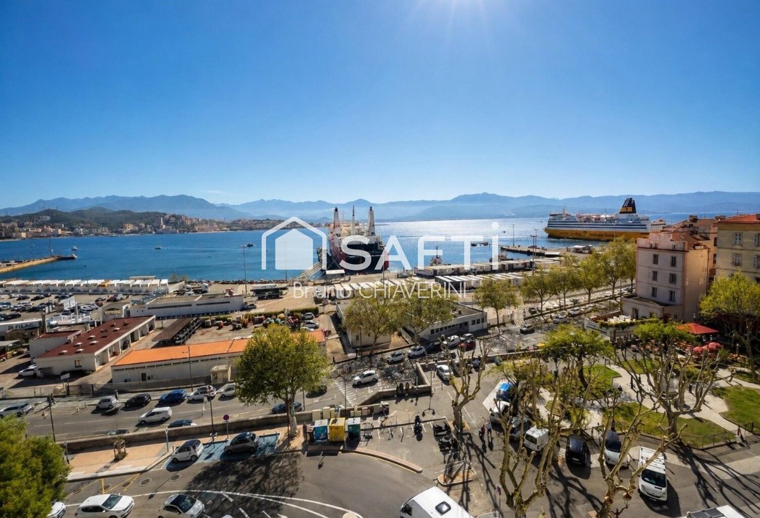 Vue imprenable sur le port d'Ajaccio et le cours Napoleon — photo 1