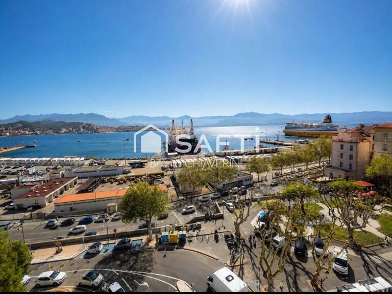 Vue imprenable sur le port d'Ajaccio et le cours Napoleon — photo 1